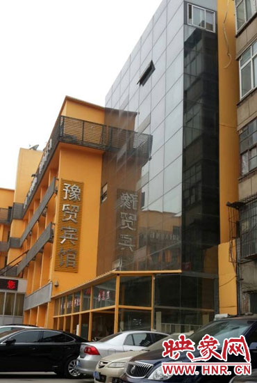 該酒店為加蓋樓層統(tǒng)一安裝上黑色玻璃，從前面看不出加蓋的痕跡