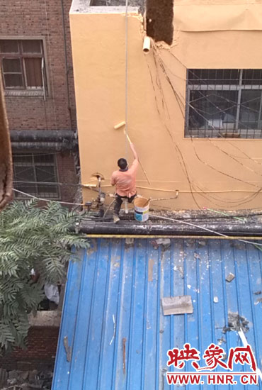 在13年11月多家媒體該酒店加蓋事件后，該酒店派人將樓層加蓋處統(tǒng)一刷上黃漆(附近小區(qū)居民提供)