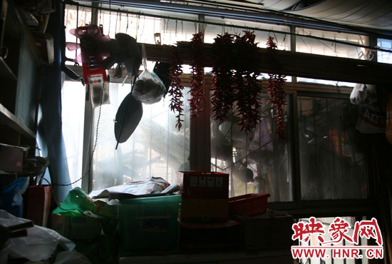 受影響的住戶將自己的窗戶遮擋起來，以防被加蓋樓層住戶看到自家