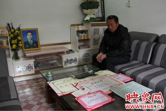 救火英雄鄭春光的父親和兒子獲得榮譽(yù)證書。