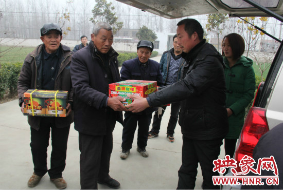 鄭春光的父親鄭慶兵和女兒鄭元元帶著他未完成的夢想來到了鄭集鄉(xiāng)敬老院，看望慰問居住在這里的五保老人。