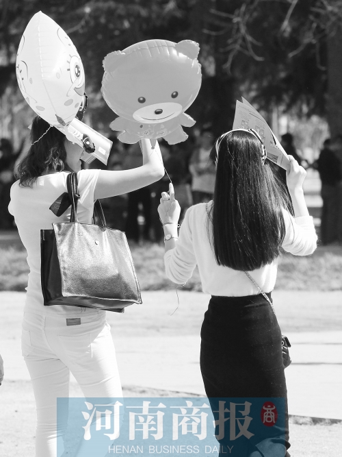 昨天高溫，有人穿上了短袖 記者 鄧萬里/攝