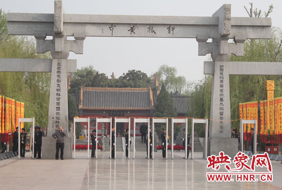 大典入口安檢嚴(yán)格。