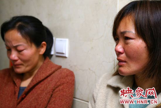 提及現(xiàn)狀，柴小快的女兒不住流淚。