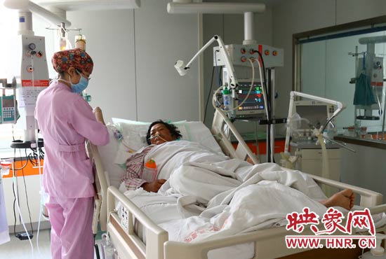 4月4日上午，仍舊躺在重癥監(jiān)護(hù)室里的柴小快正在接受治療。