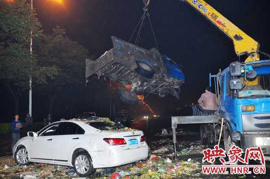 1點(diǎn)40許，兩輛車先后被吊起并拖離現(xiàn)場(chǎng)，停車場(chǎng)的幾位員工將路面清掃干凈，隨后該路段恢復(fù)通行。