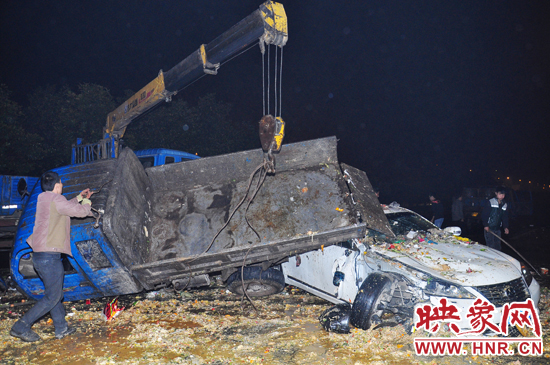 滿滿的一車泔水和垃圾傾瀉而下，鋪撒在路面和凌志車上，數(shù)十米遠(yuǎn)都能聞到泔水的惡臭。