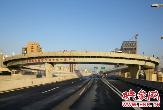 右側(cè)車道為北三環(huán)快速路文化路出口輔道。