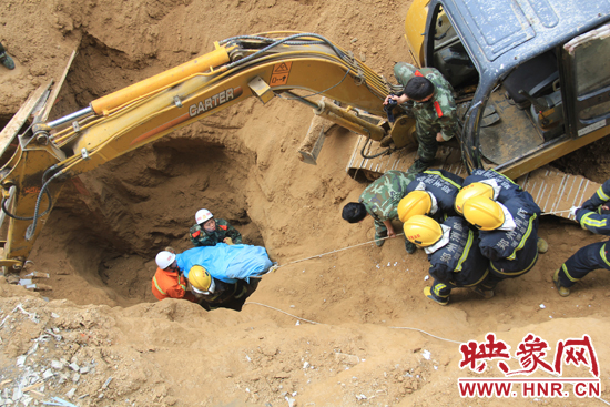 14點10分，經(jīng)過4個多小時的救援，消防官兵發(fā)現(xiàn)被埋男子，現(xiàn)在正從6米多深的塔吊塌方處抬出。