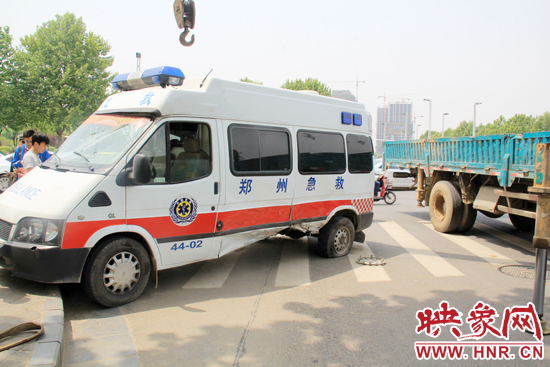 120急救車左側有一處遭受嚴重撞擊而凹陷的明顯痕跡