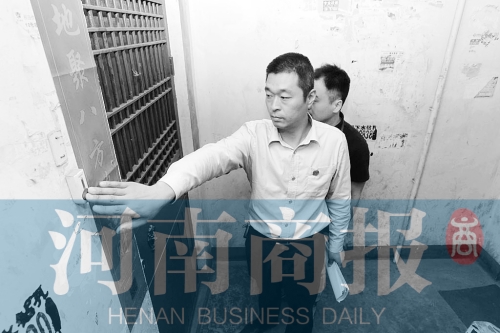 　來到馬某家，法官被拒之門外