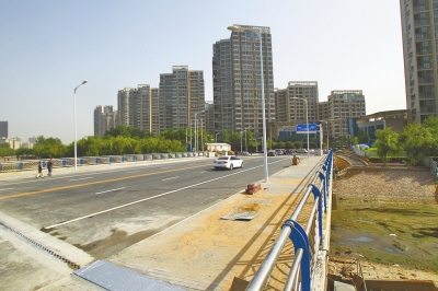 東風(fēng)渠上又一座人車兩用橋正式通車。