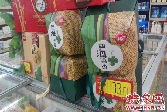 今年商場里的散裝、袋裝粽子多了，盒裝粽子的售價(jià)也更加親民。
