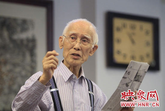 余光中現(xiàn)場朗誦新詩《招魂》。