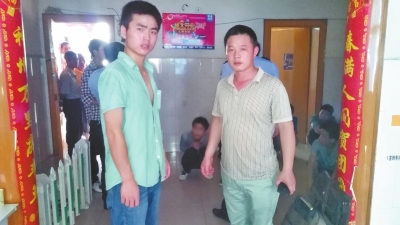 在吳文舉老師的幫助下，王強(qiáng)強(qiáng)（左）從傳銷窩點(diǎn)成功脫險(xiǎn)。