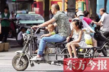 這樣帶著孩子，一個(gè)剎車，孩子就有可能摔下車