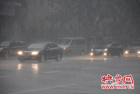 雨幕中的汽車(chē)已經(jīng)模糊起來(lái)