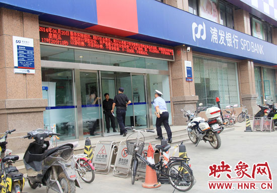 民警趕到現(xiàn)場(chǎng)了解情況。