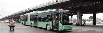 昨日上午，一輛B3快速公交測試車行駛在西三環(huán)的線路上。