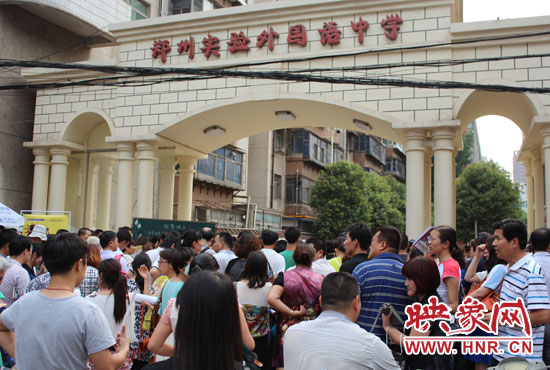 考試快結(jié)束時，陪考的家長涌入學(xué)校接孩子。