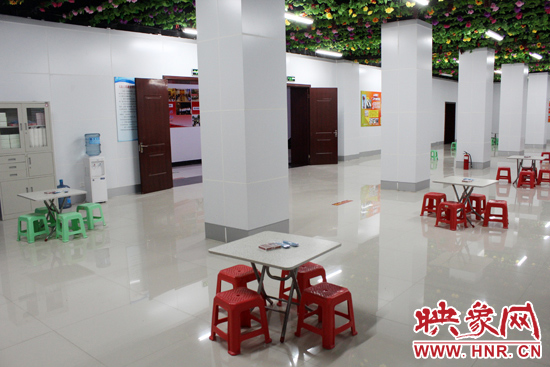 為了給市民納涼避暑創(chuàng)造舒適的環(huán)境，今年鄭州市人防辦加大了投入，對(duì)納涼點(diǎn)進(jìn)行了升級(jí)改造