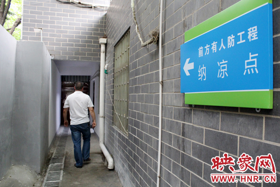 在每一處納涼點(diǎn)均有醒目標(biāo)志，市民可就近前往。