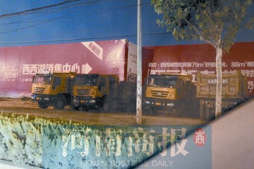 昨夜，記者發(fā)現(xiàn)一些工地外，渣土車們正在“休息”記者 鄧萬里/攝