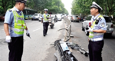 帶著車牌的車前臉留在了現(xiàn)場。