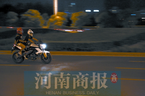 深夜，鄭東新區(qū)，不少人騎著摩托車呼嘯而過