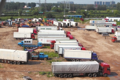 抓賭前，處警民警就藏身在這些廂式貨車內(nèi)。