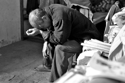 妞妞的爺爺至今仍深陷自責(zé)與悲傷之中,不能自拔。