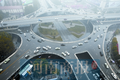 紫荊山立交橋，如今是許多人上下班的必經(jīng)之路