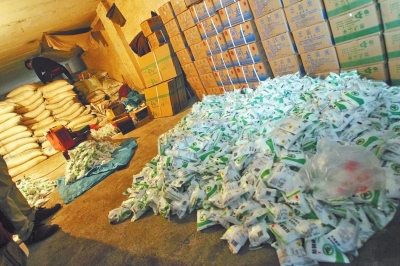 大袋的飼料添加劑氯化鈉經(jīng)過仿冒加工，就變成了小袋的食用碘鹽。