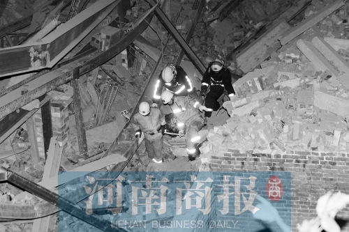 昨晚8點30分，消防員從廢墟中救出一名被埋者