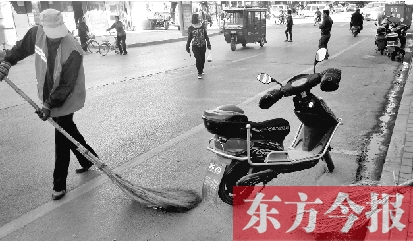 昨日，鄭州市中州大道上，穿梭于車流中上崗的環(huán)衛(wèi)工