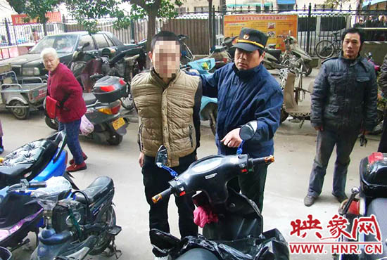 巡防隊員將盜賊控制。