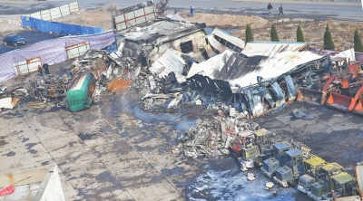 事故汽車站內(nèi),不少車輛被燒得面目全非。