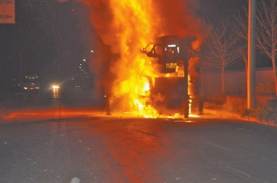 火勢異常兇猛,消防官兵都無法靠近。