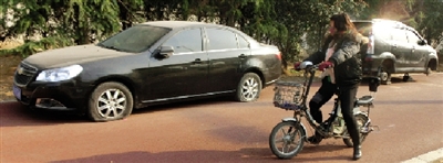 緊臨西三環(huán)一小區(qū)門(mén)口停的轎車(chē)，8輛車(chē)車(chē)胎被扎