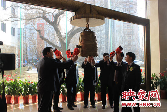 1月7日，在全國(guó)股份轉(zhuǎn)讓系統(tǒng)（即新三板），伴隨著開市寶鐘的敲響，山水園林股份有限公司正式登陸新三板。