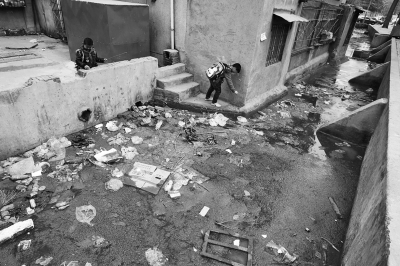 污水溝成了附近的孩子們放學(xué)后逗留的場所，十分令人擔(dān)憂。