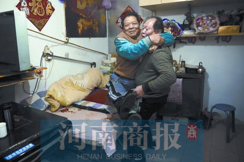 2015年1月15日，老鄰居抱起180斤重的高新海去坐三輪車，準(zhǔn)備出去轉(zhuǎn)轉(zhuǎn)