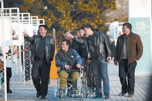 2009年9月15日，老鄰居們陪高新海游綠城廣場(chǎng) 井勇/供圖