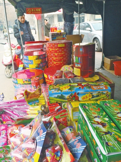 　鞭炮攤兒主售賣的煙花爆竹種類齊全。