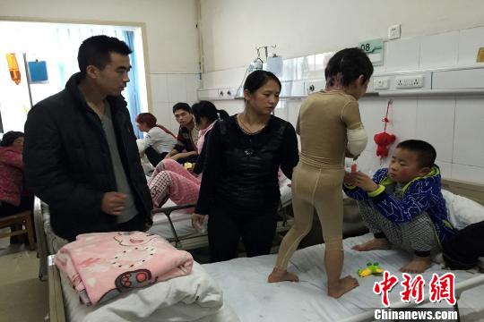 河南跌入油鍋女孩康復順利全家人醫(yī)院過春節(jié) 河南跌入油鍋女孩康復順利全家人醫(yī)院過春節(jié)
