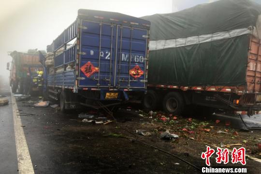 圖為21日，蘭南高速河南段車禍事故現場一片狼藉?！」啤z