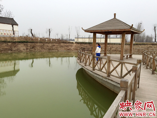 事發(fā)處就挨著亭子。