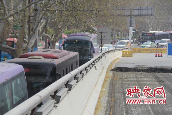 上下橋口圍擋處道路擁堵。