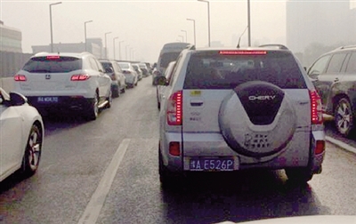 早高峰隴海高架橋從秦嶺路開始，一直向東都已經(jīng)堵成停車場了。 直播369 圖