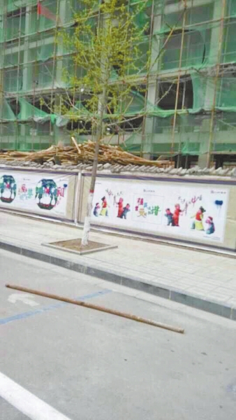 事發(fā)現(xiàn)場，奪命的鋼管還在地上。